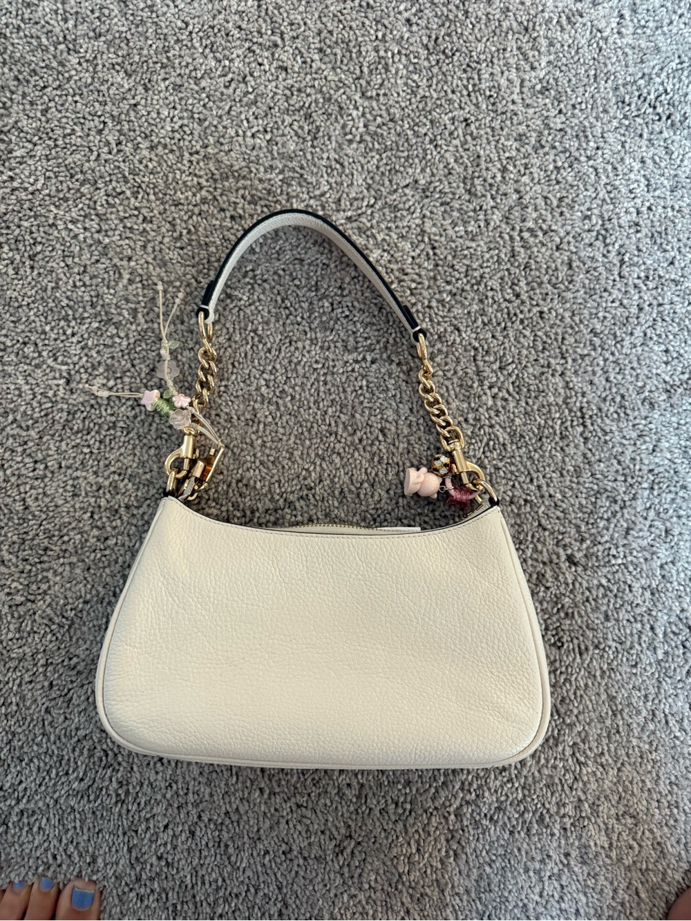 Coach Cream Pebbled Leather Shoulder Bag with Gold Chain - Picture 2 of 3